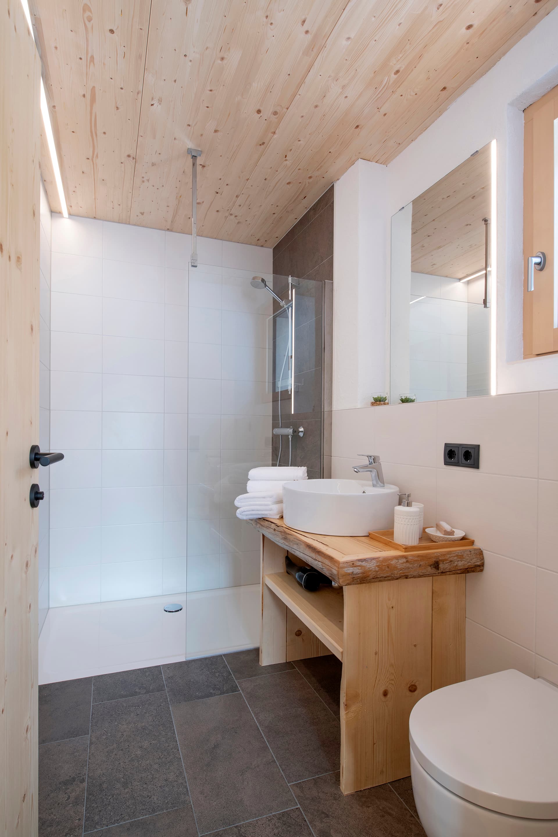 Schlaf- und Badezimmer im Ferienhaus Valtellina