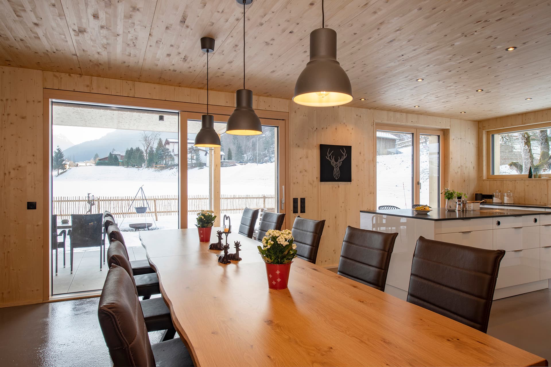 Wohn- und Essbereich mit Panoramafenstern