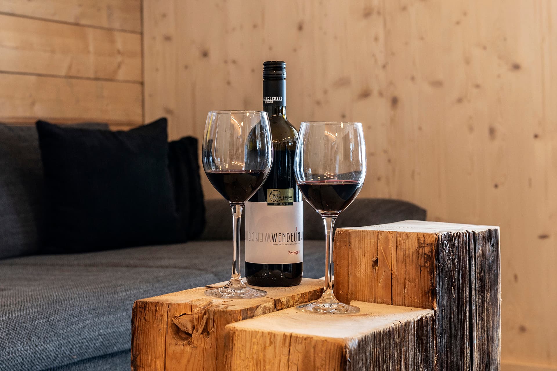 Wein und Käse als Willkommensgruß