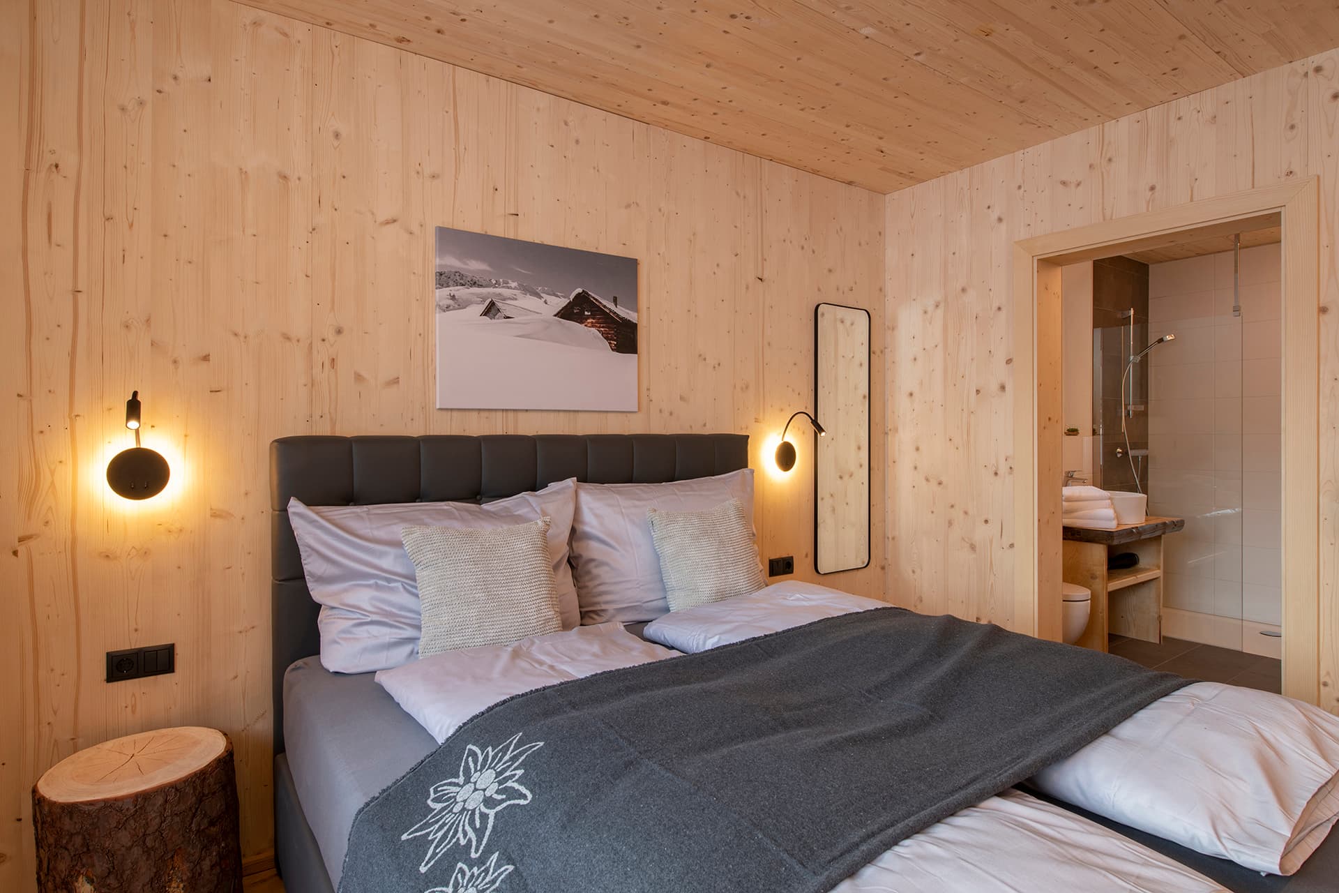 Schlaf- und Badezimmer im Ferienhaus Valtellina