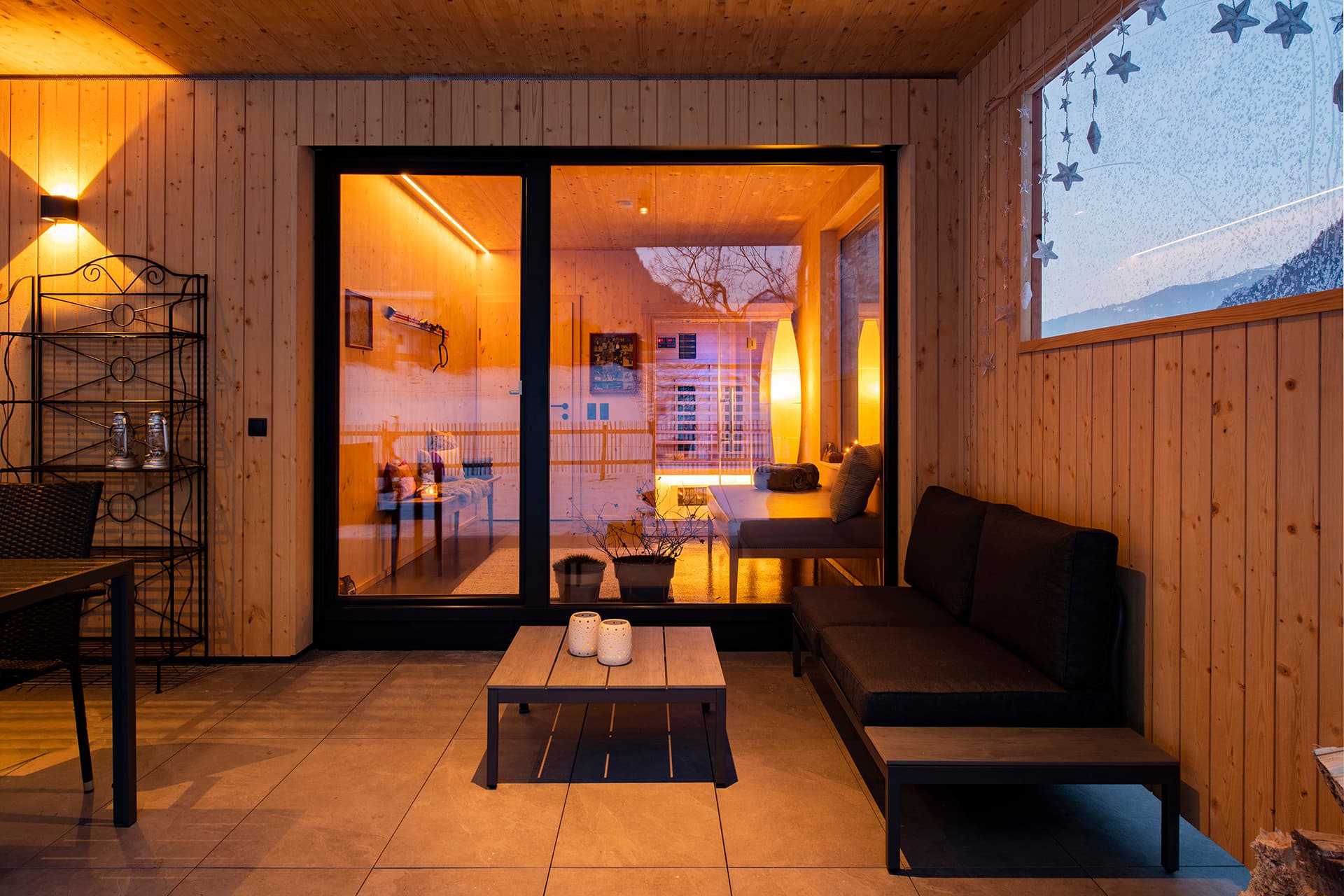 Wellnessbereich mit Blick in den Schnee