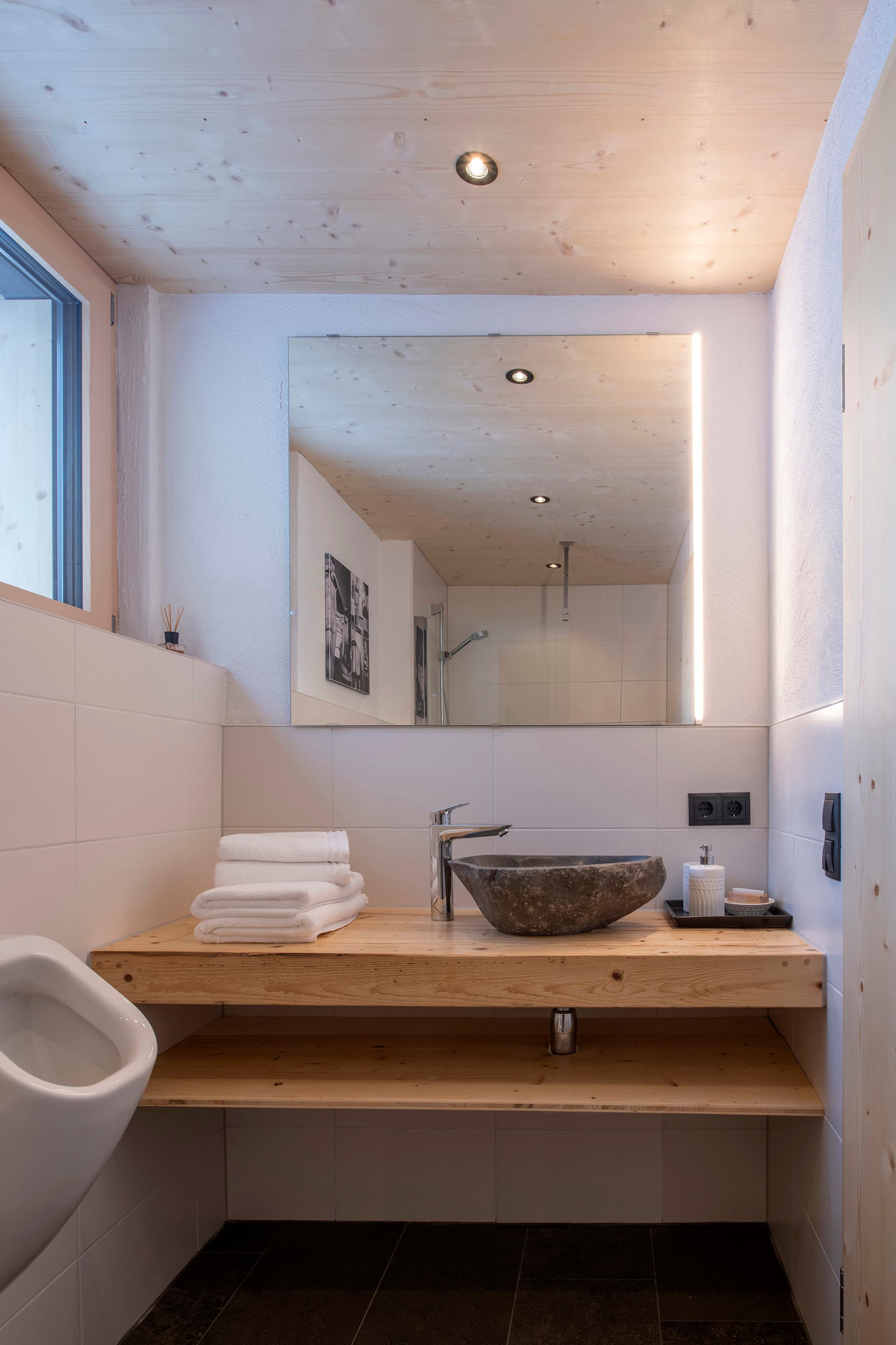 Badezimmer mit natürlichen Holzdetails