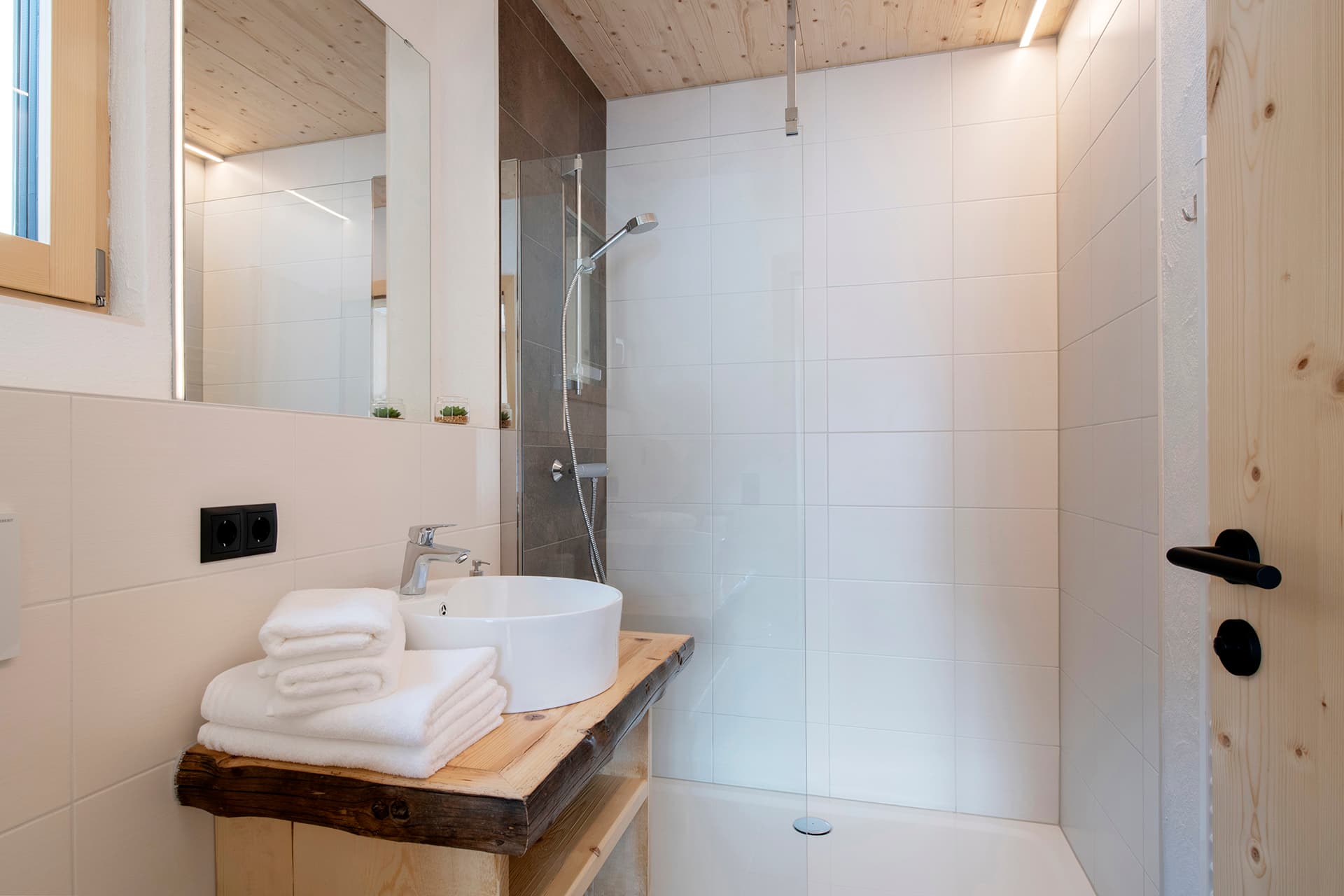 Schlaf- und Badezimmer im Ferienhaus Valtellina