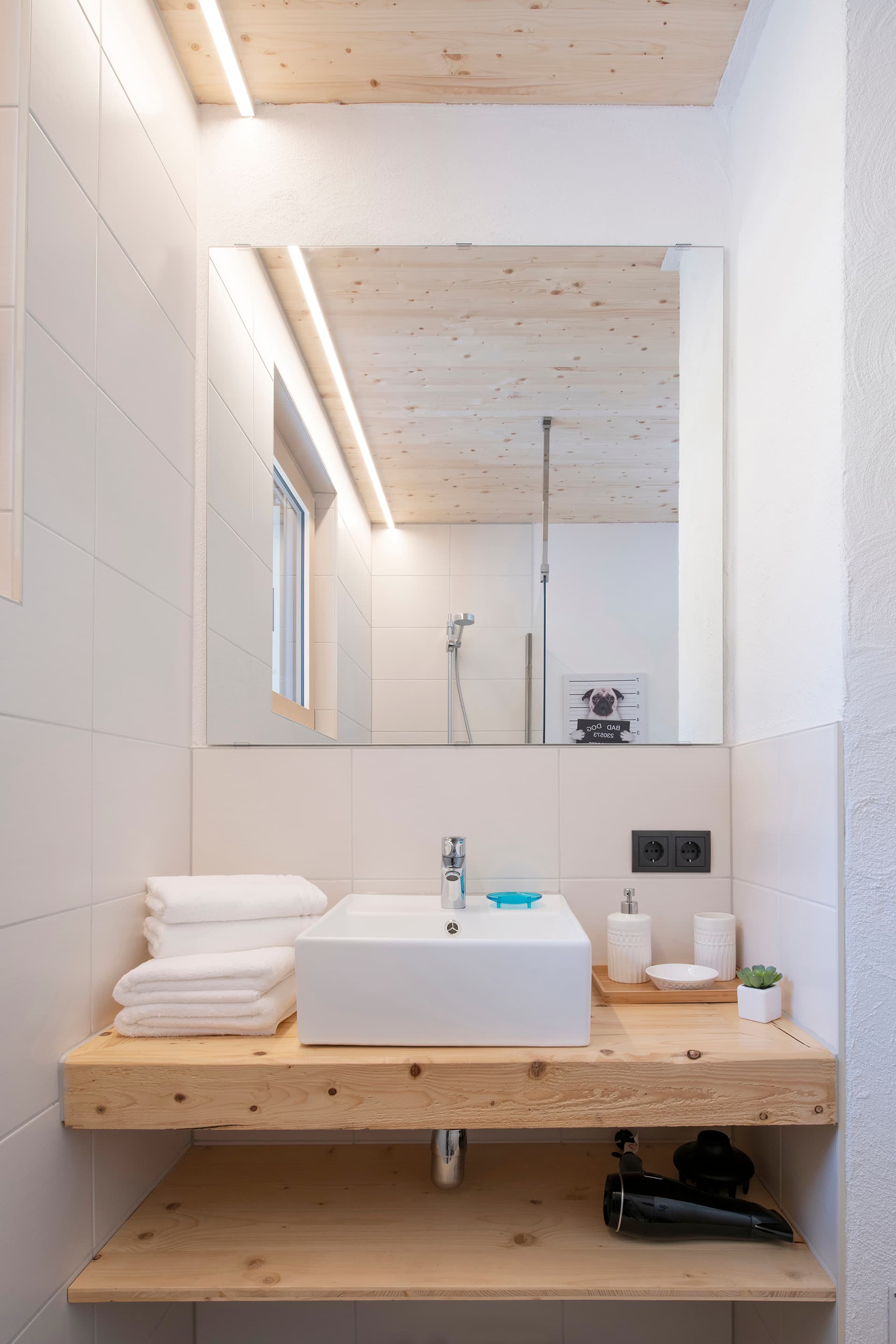 Schlaf- und Badezimmer im Ferienhaus Valtellina