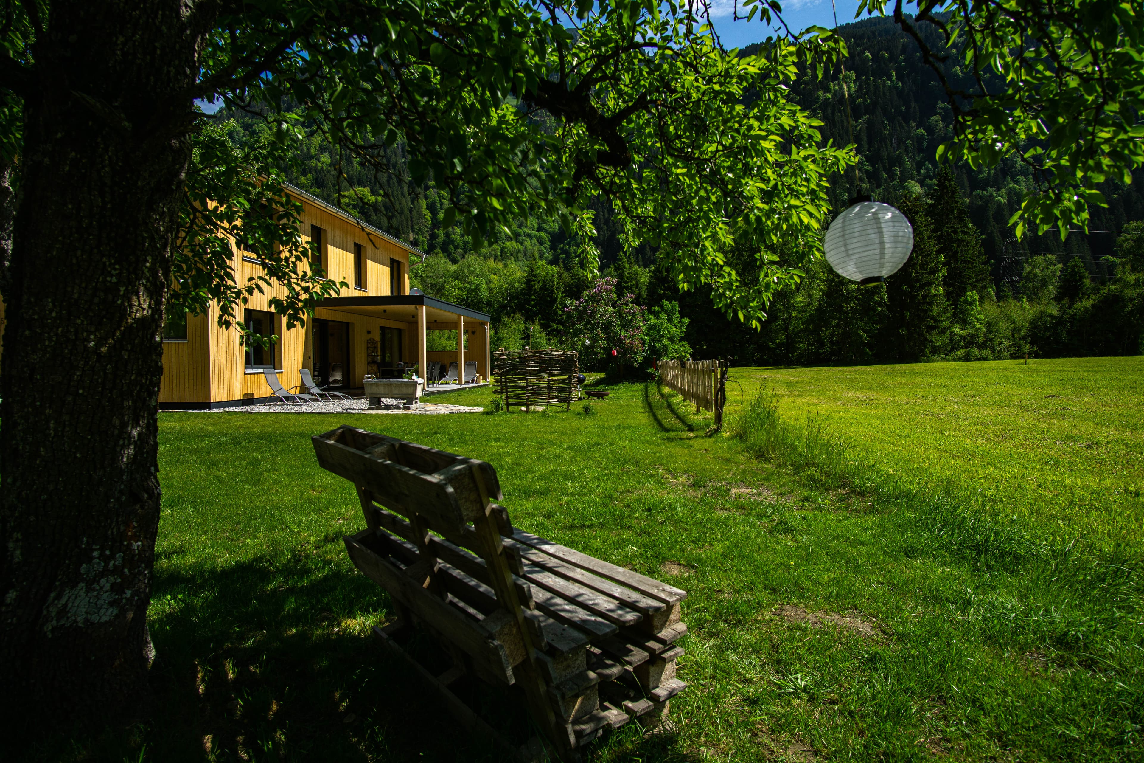Große private Wiese rund um das Ferienhaus