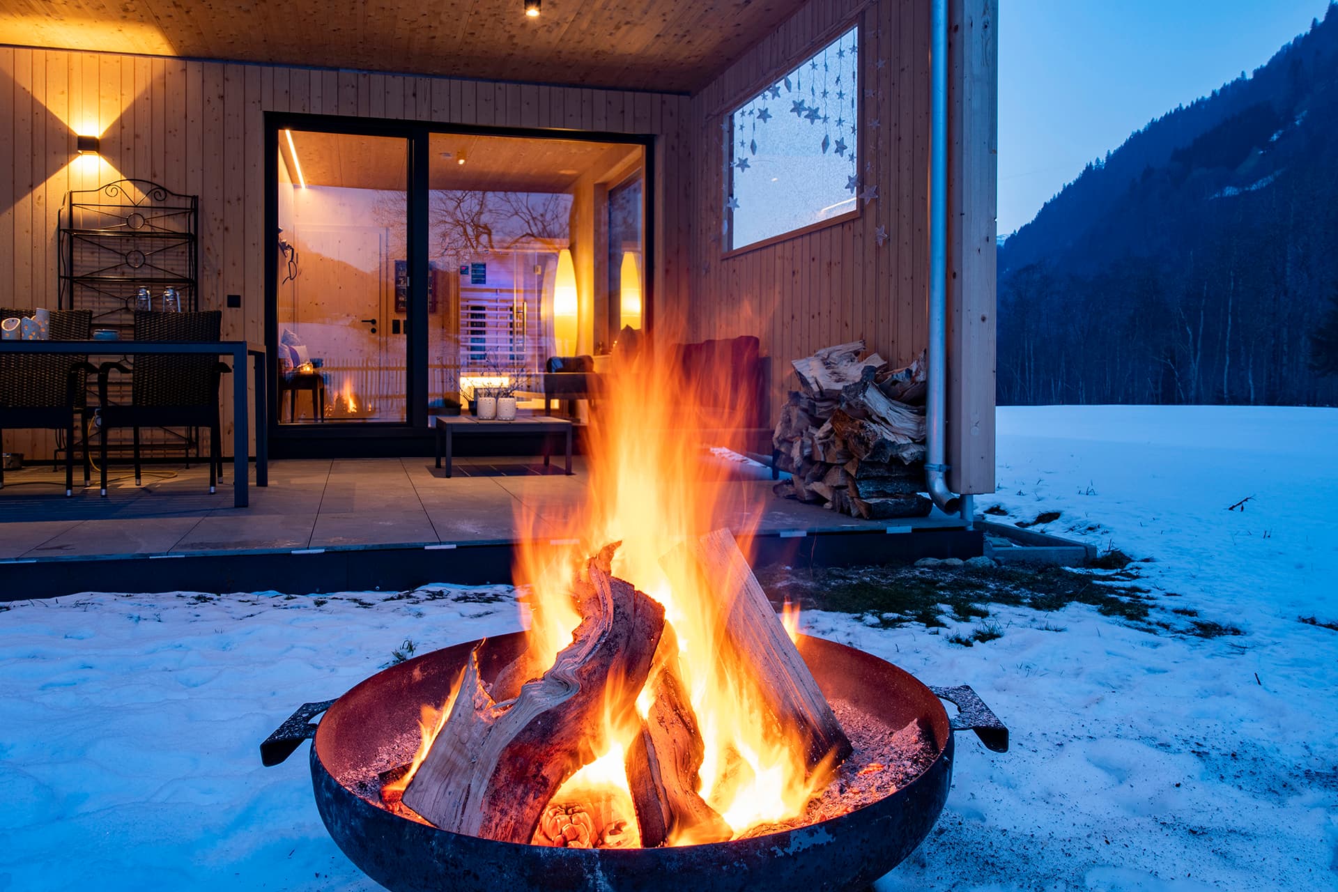 Feuerschale vor dem Haus im Winter