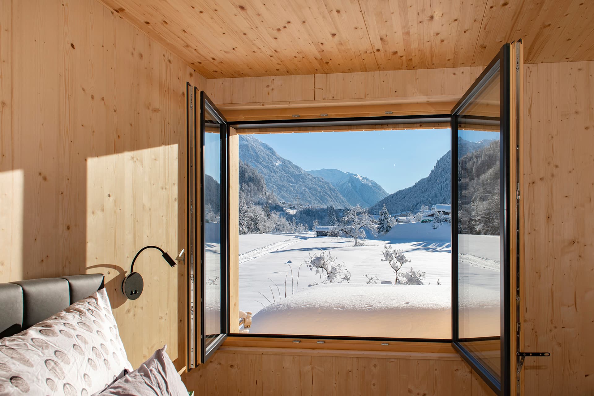 Panoramablick aus einem Schlafzimmer auf die Montafoner Berge
