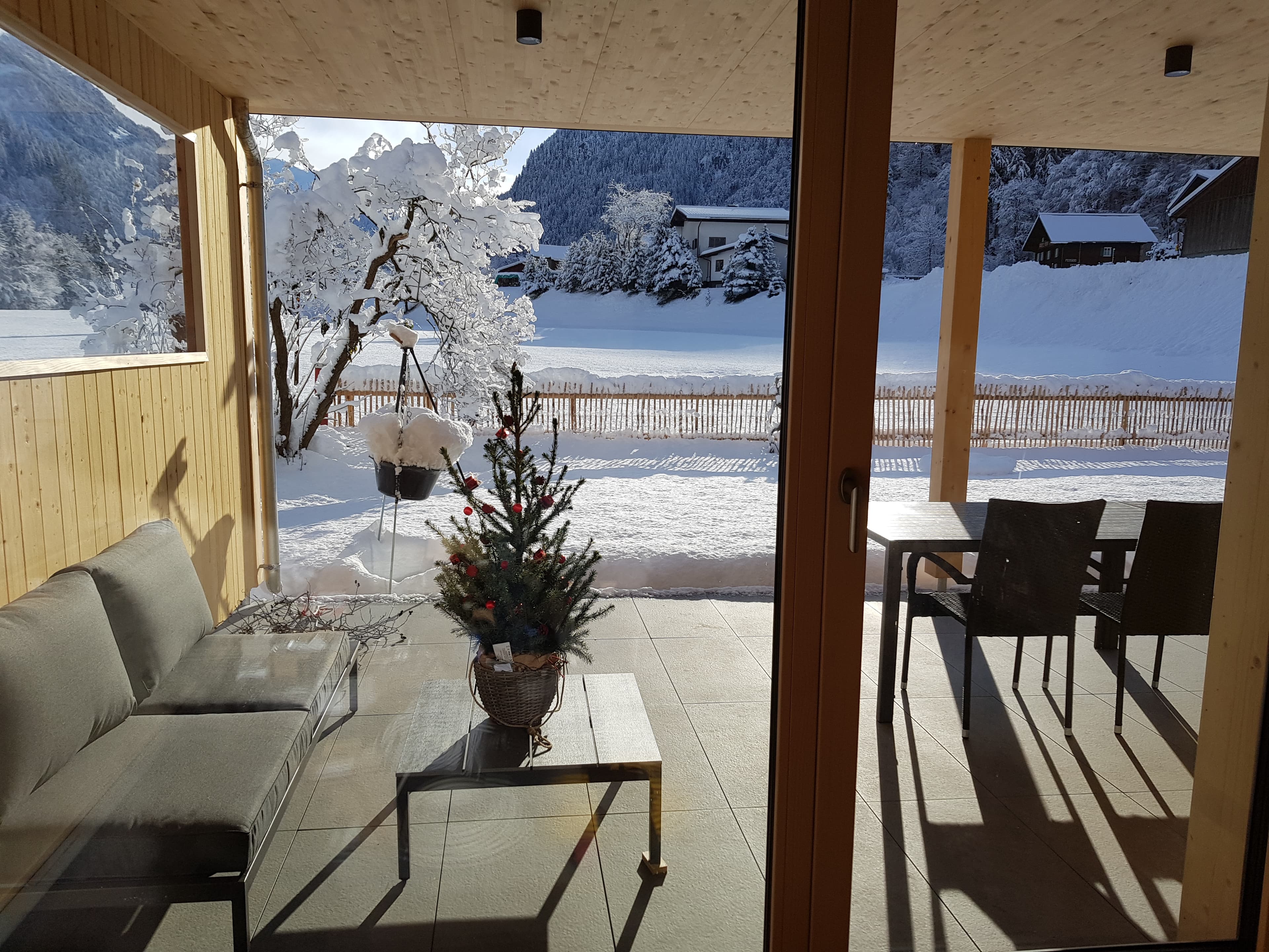Panoramafenster mit Blick in die winterliche Landschaft